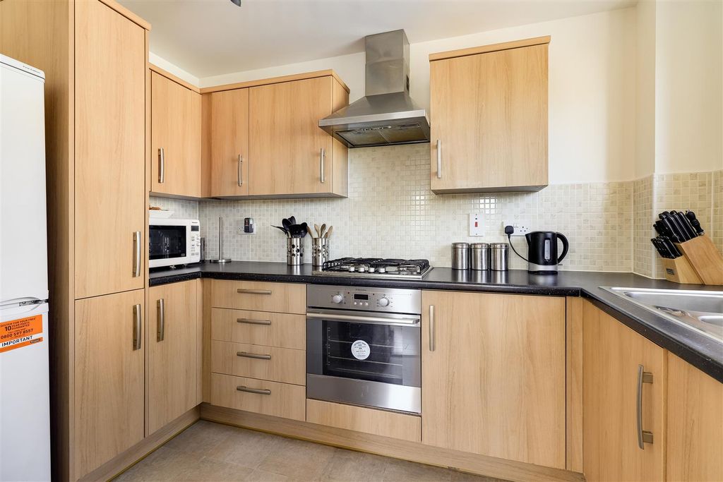 1 bed flat for saleWoodhead Drive, Cambridge CB4 photo 5