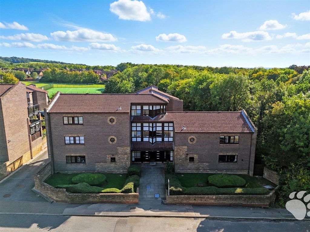 2 bed flat for saleForest Glade, Langdon Hills SS16