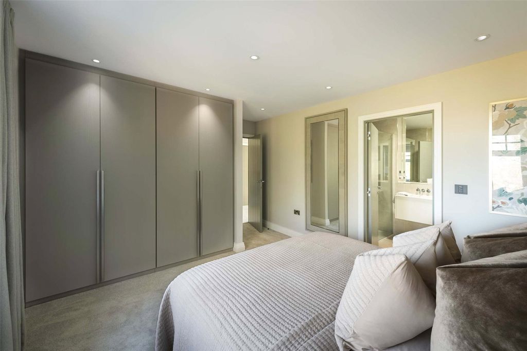 Additional image 13 of 4 bed detached house for saleConquerors Gate, North Trade Road, Battle, East Sussex TN33