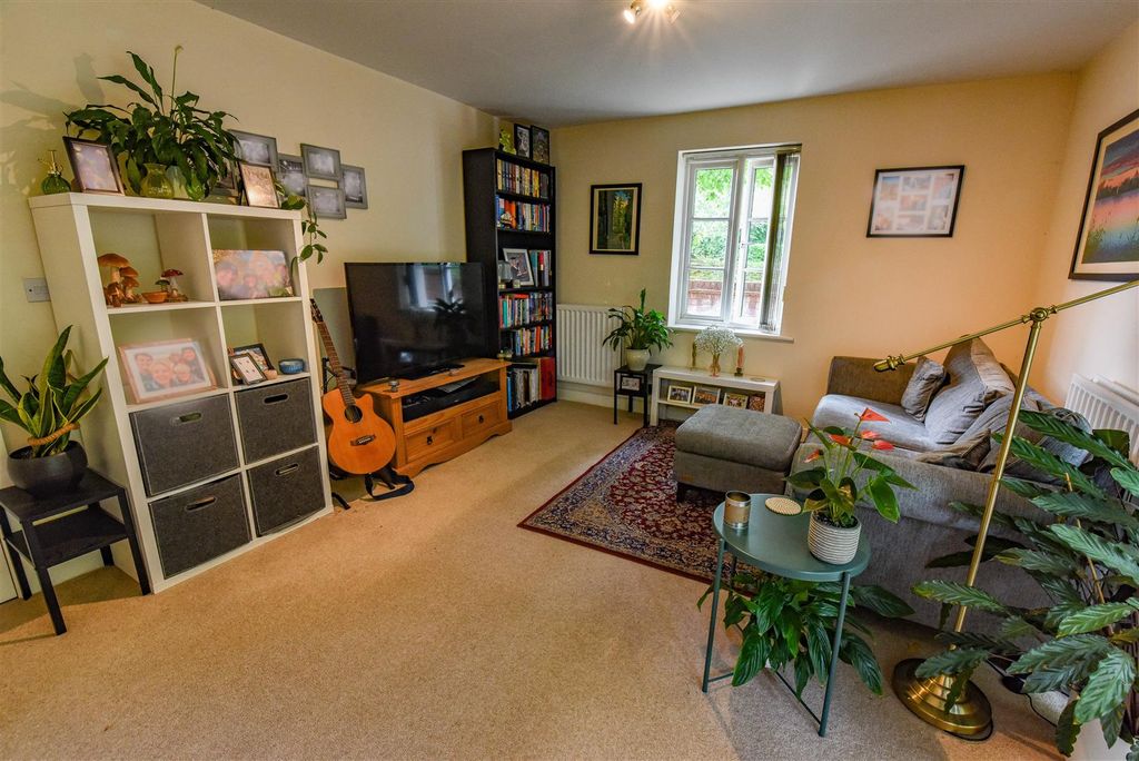 Additional image 6 of 2 bed flat for saleAlexandra Close, Dursley GL11