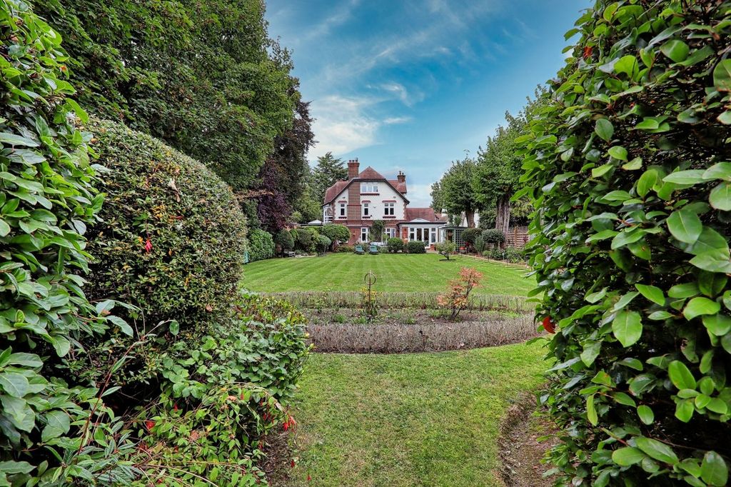Additional image 36 of 5 bed detached house for saleBurntwood Avenue, Emerson Park, Hornchurch RM11