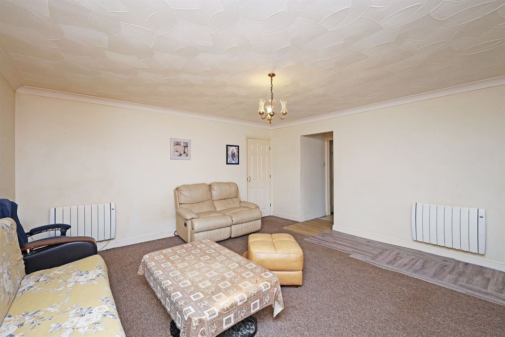 2 bed flat for saleSt Thomas Court PE21 photo 3