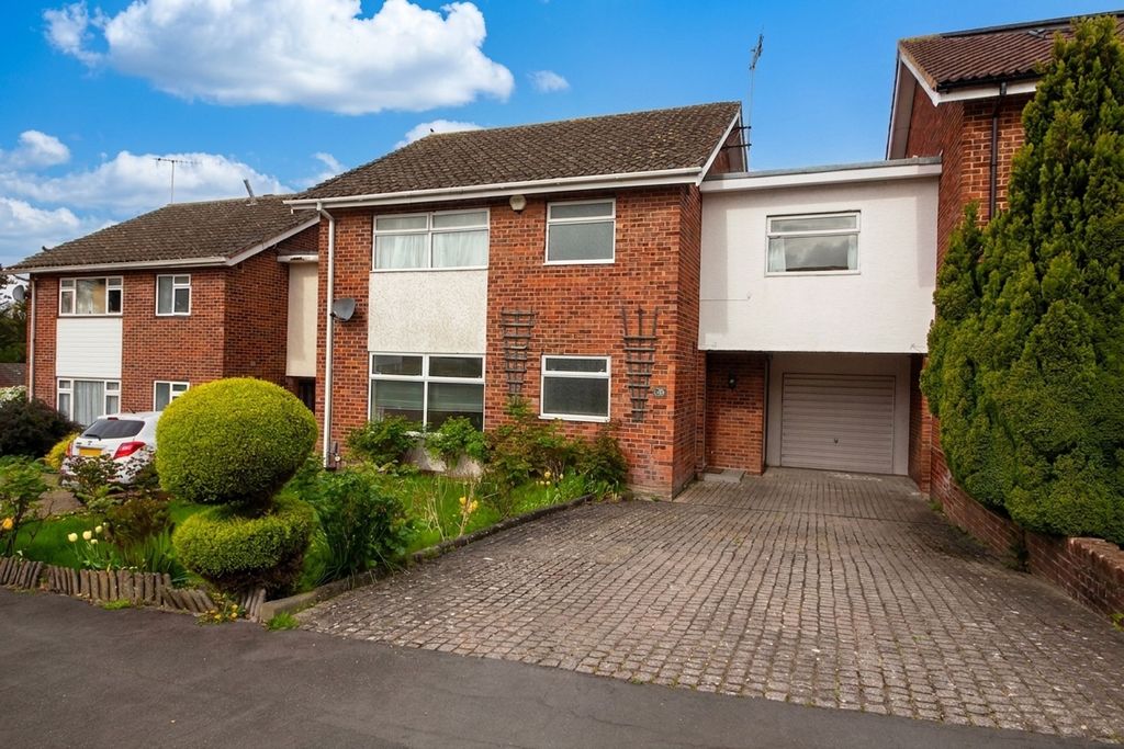 4 bed link detached house for saleFoxleys, Carpenders Park, Watford WD19