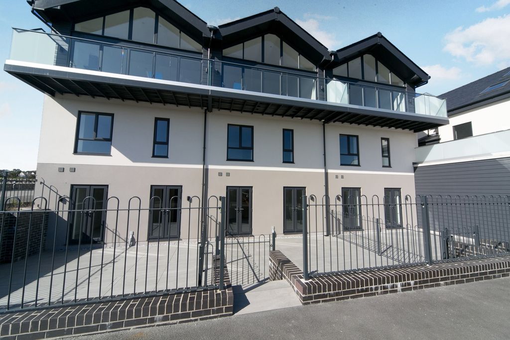4 bed town house for saleTraeth Bychan, Benllech, Anglesey, Sir Ynys Mon LL73
