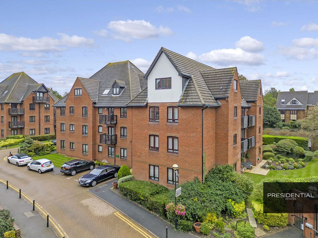 3 bed flat for saleBoleyn Court Epping New Road, Buckhurst Hill IG9