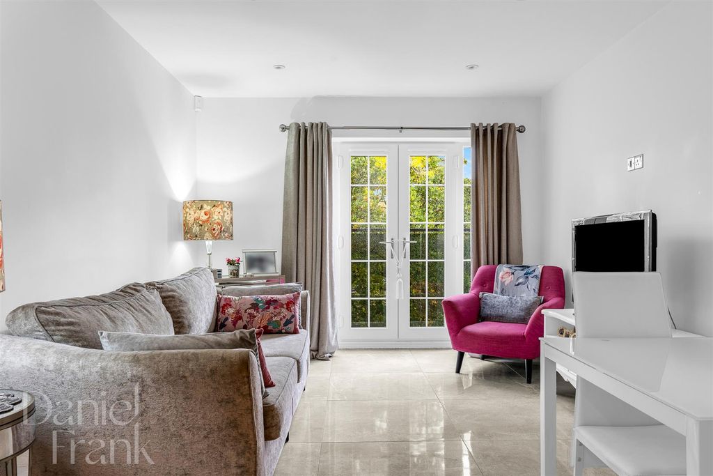 2 bed flat for saleStation Way, Buckhurst Hill IG9 photo 3
