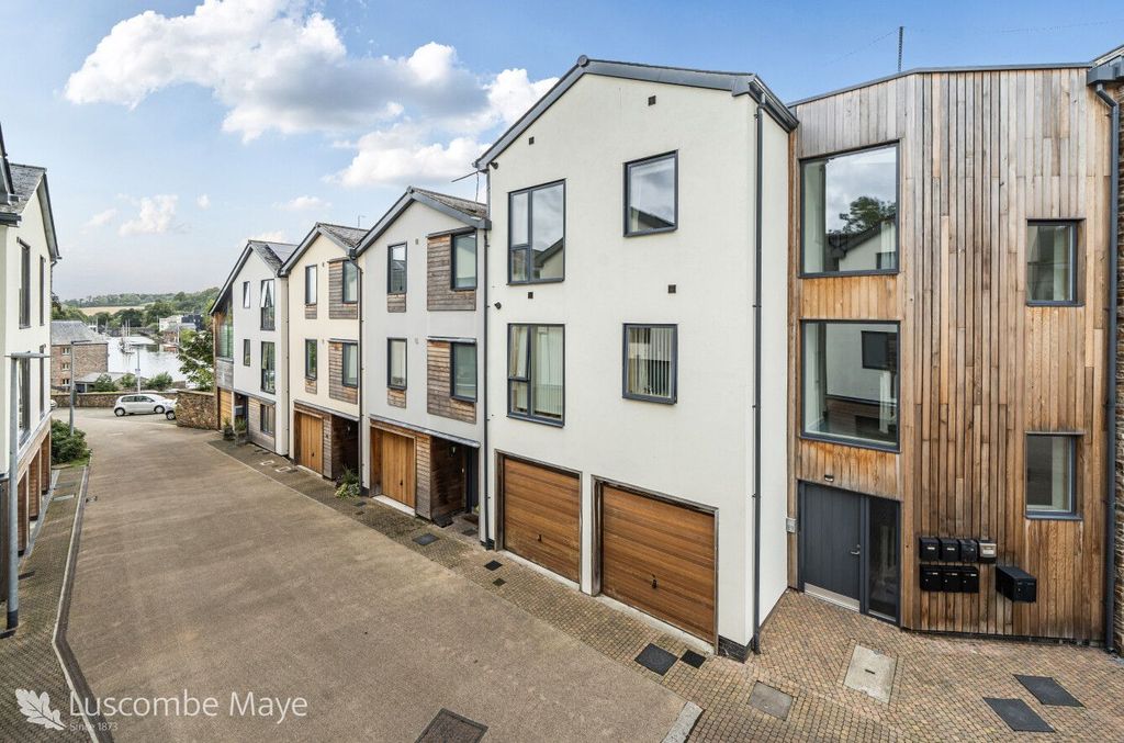 2 bed flat for saleDart View House, Baltic Way, Totnes TQ9