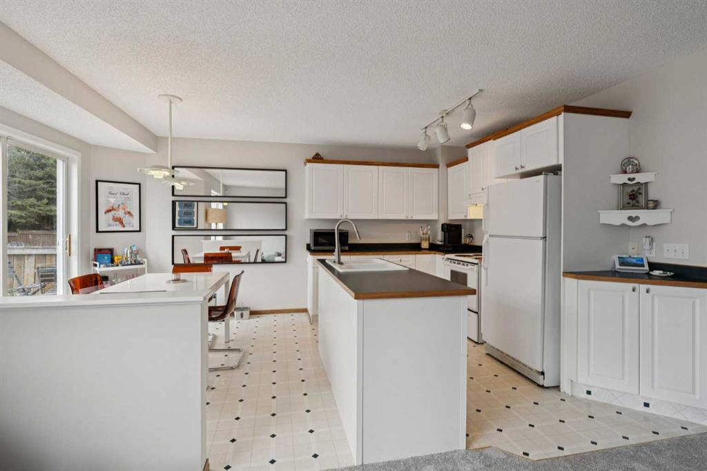 Additional image 4 of 72 Mt Apex Green SE, Calgary, AB, T2Z 2V4