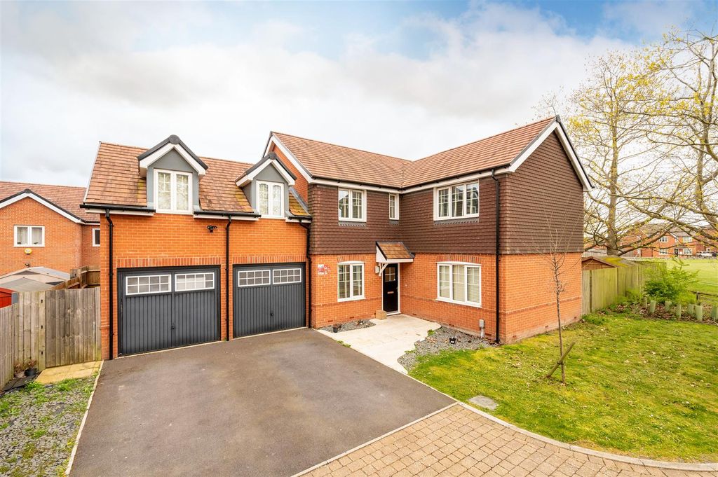 5 bed detached house for saleGarrett Drive, Shinfield RG2