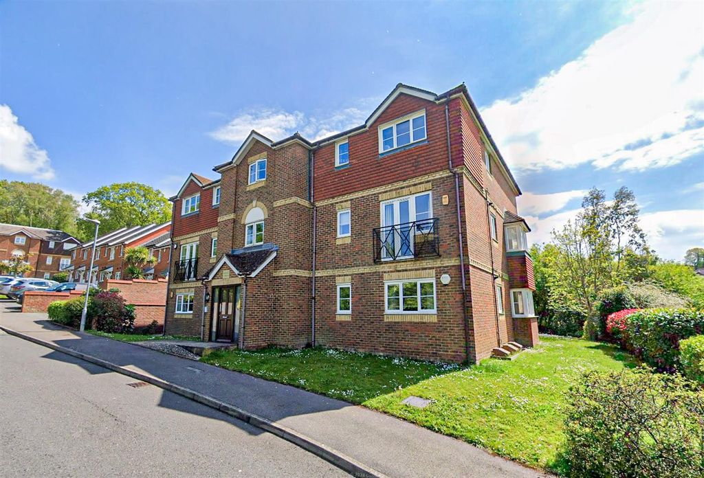 2 bed flat for saleCooden Ledge, St. Leonards-On-Sea TN38