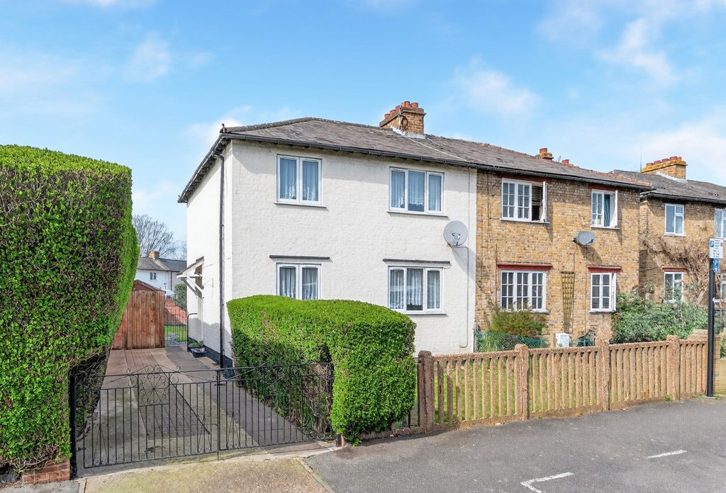 3 bed semi-detached house for saleChallis Road, Brentford TW8