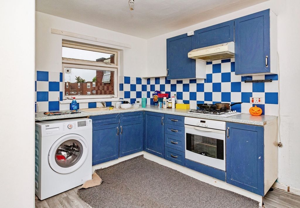 2 bed flat for saleBeaconsfield, Brookside, Telford, Shropshire TF3 photo 2