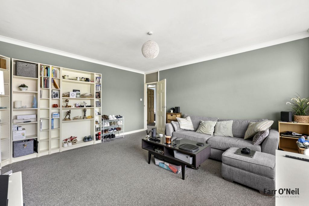 2 bed flat for saleCedar Close, Buckhurst Hill IG9 photo 5
