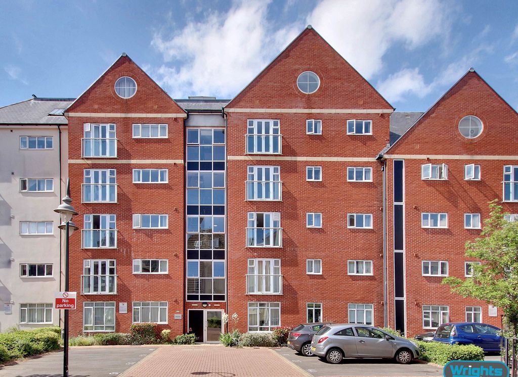 2 bed flat for saleUshers Court, Trowbridge BA14