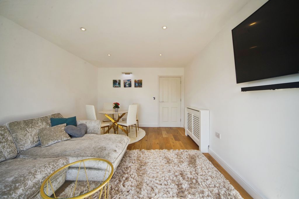 2 bed flat for saleThe Cedars, Broxbourne EN10 photo 4