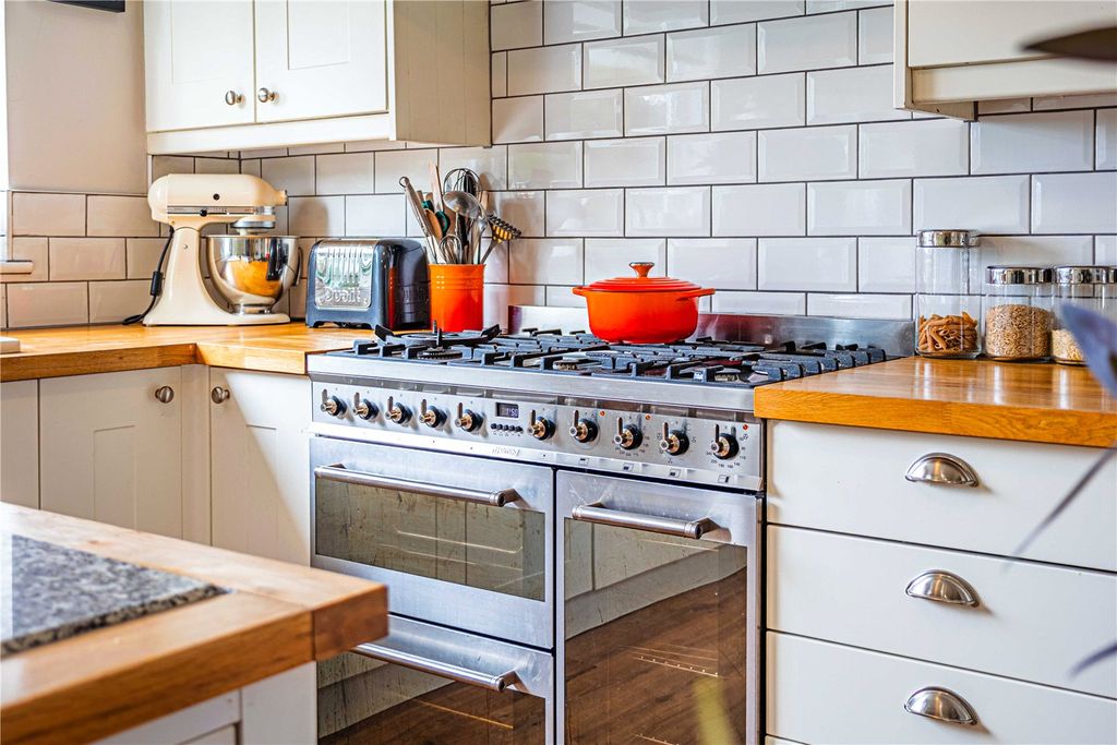 Additional image 8 of 3 bed semi-detached house for saleMeadow Road, Berkhamsted, Hertfordshire HP4
