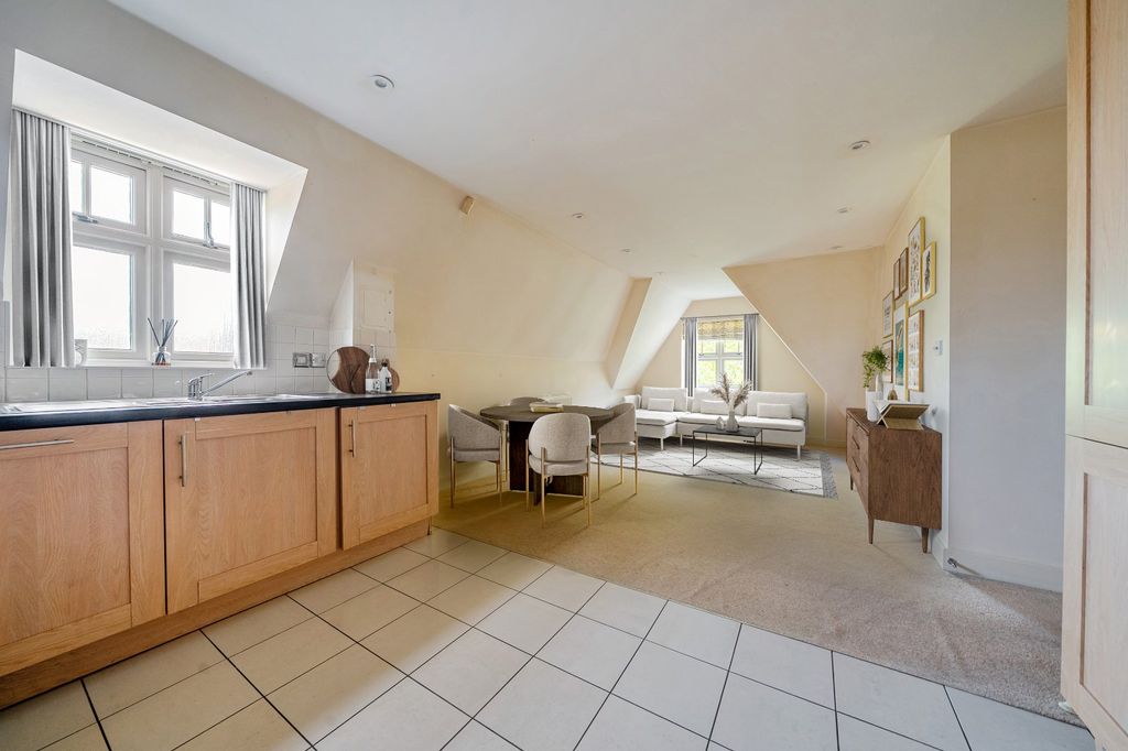 3 bed flat for saleLansdowne Road, Bromley BR1 photo 2