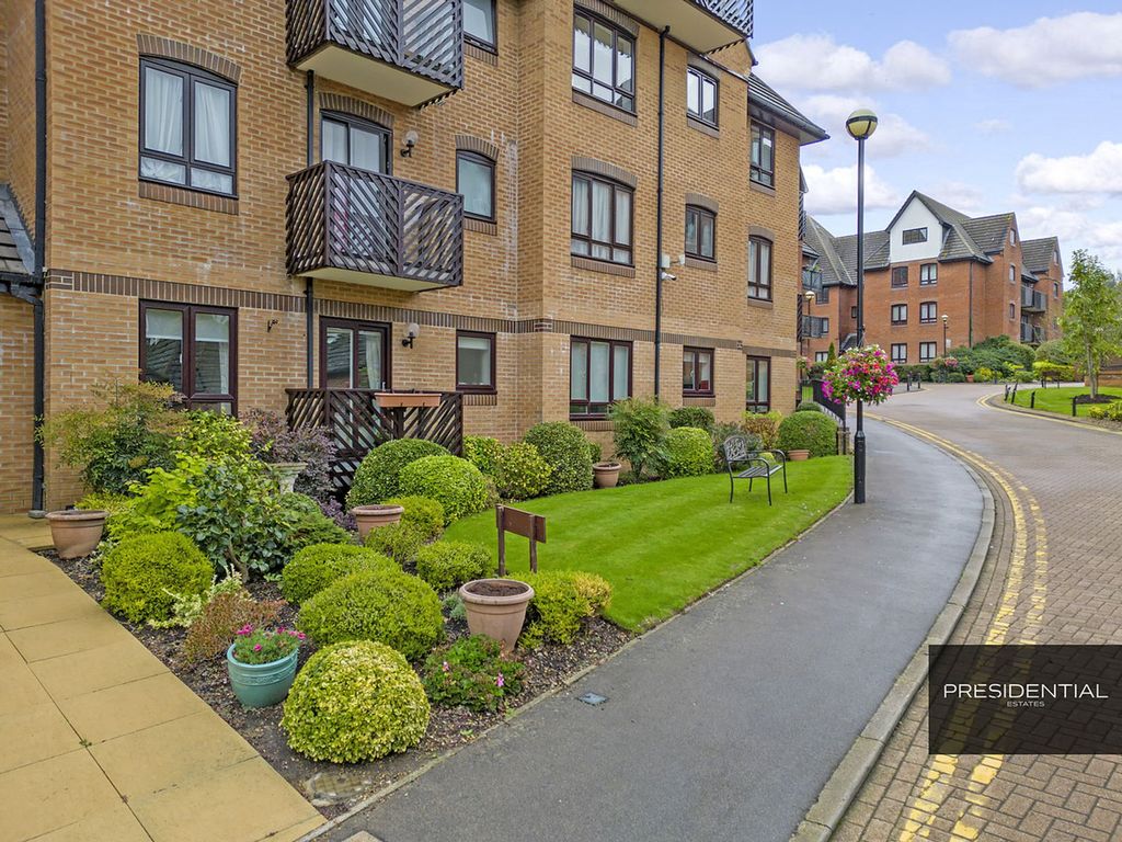 Additional image 3 of 3 bed flat for saleBoleyn Court Epping New Road, Buckhurst Hill IG9