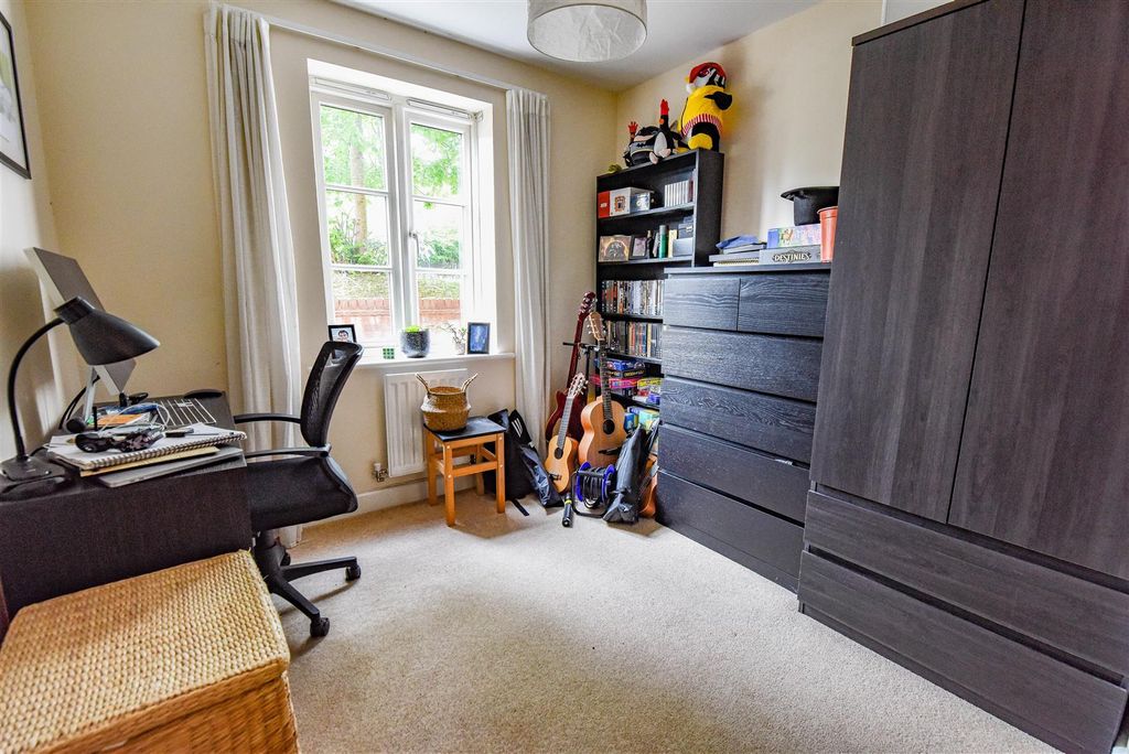 Additional image 5 of 2 bed flat for saleAlexandra Close, Dursley GL11