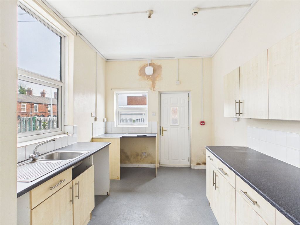 2 bed flat for saleStockport Road, Ashton-Under-Lyne, Greater Manchester OL7