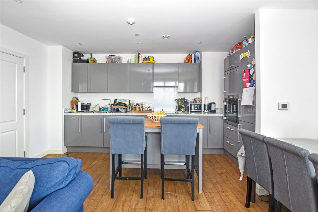 3 bed flat for saleRegal Walk, Bexleyheath DA6 photo 3