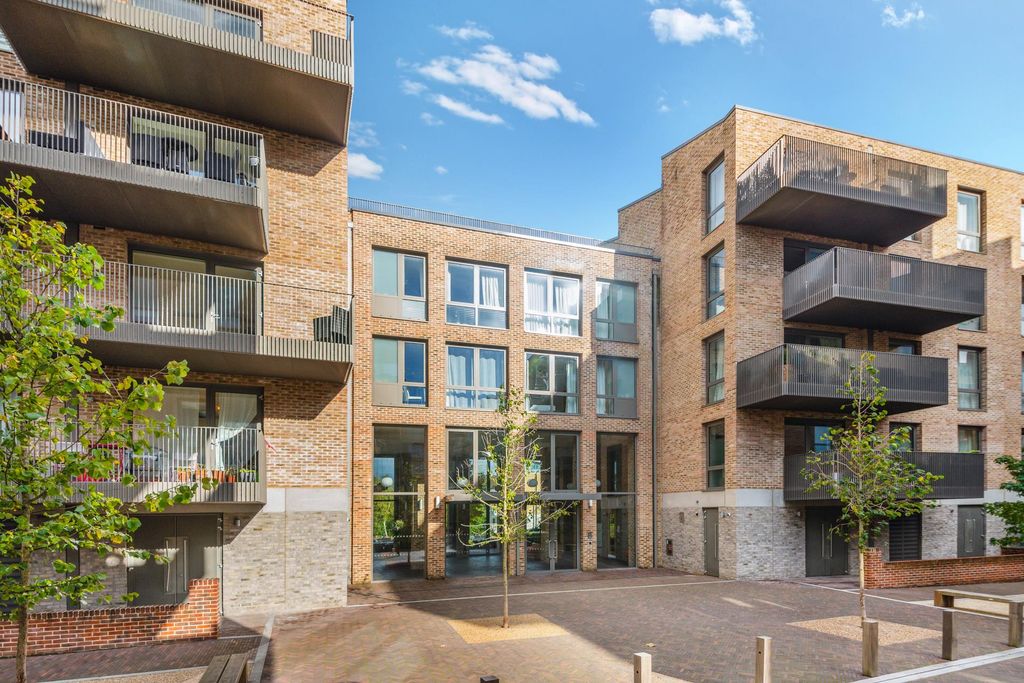 2 bed flat for saleCopland Court, Durham Wharf Drive, Brentford TW8.