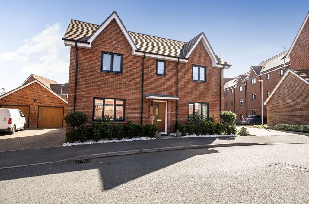 3 bed detached house for saleQuiller Avenue, Arborfield Green, Reading, Berkshire RG2