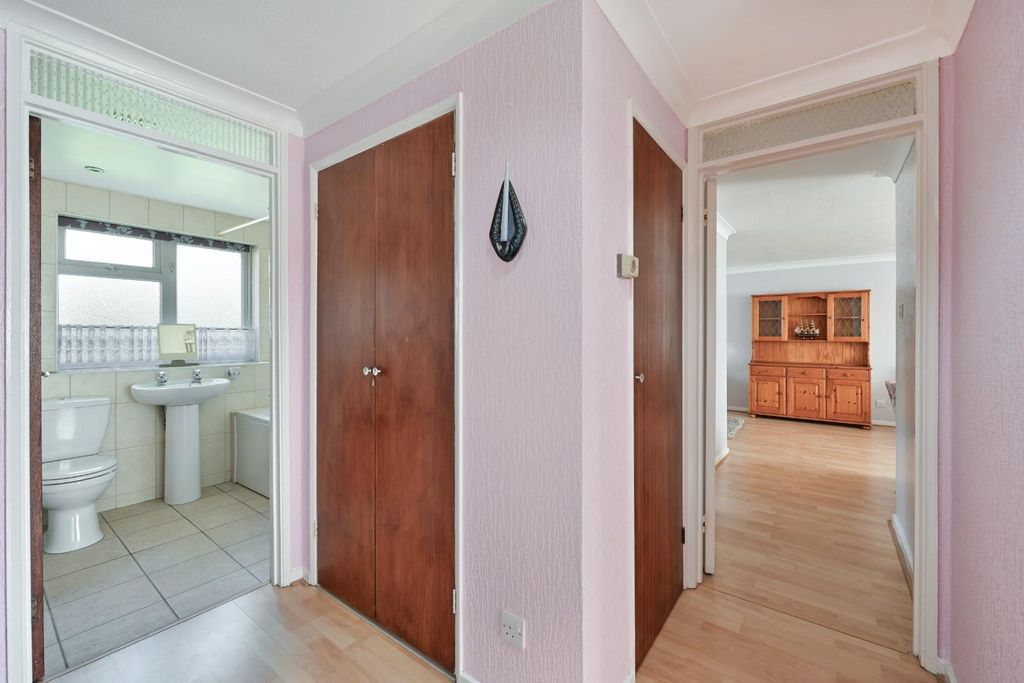 2 bed flat for saleForge Steading, Banstead SM7 photo 5