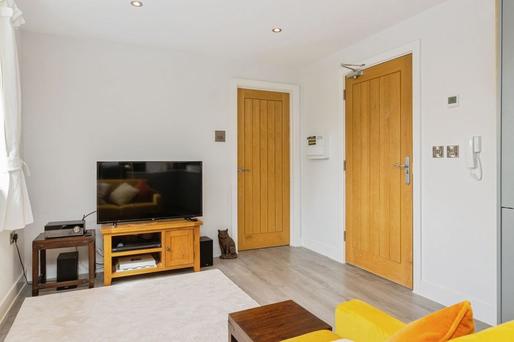1 bed flat for saleParkers Way, Totnes, Devon TQ9 photo 5