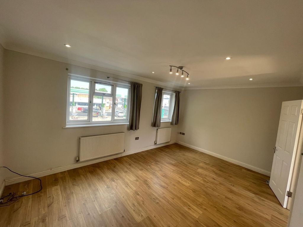 2 bed flat for saleThe Parade, Bourne End SL8 photo 3
