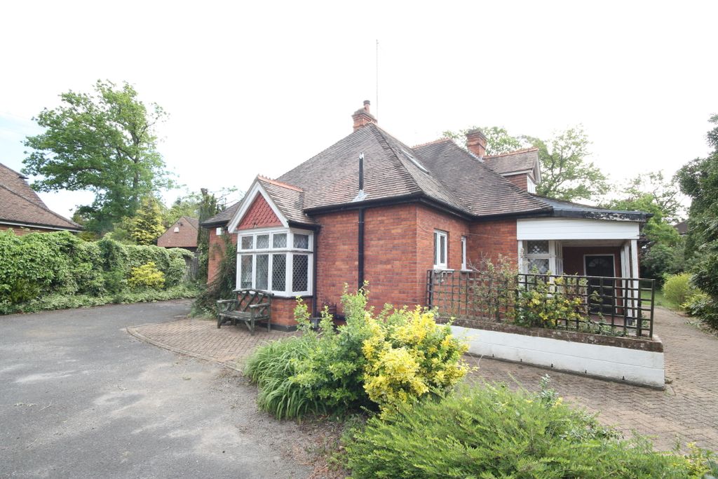 4 bed detached house for saleRow Town, Addlestone KT15