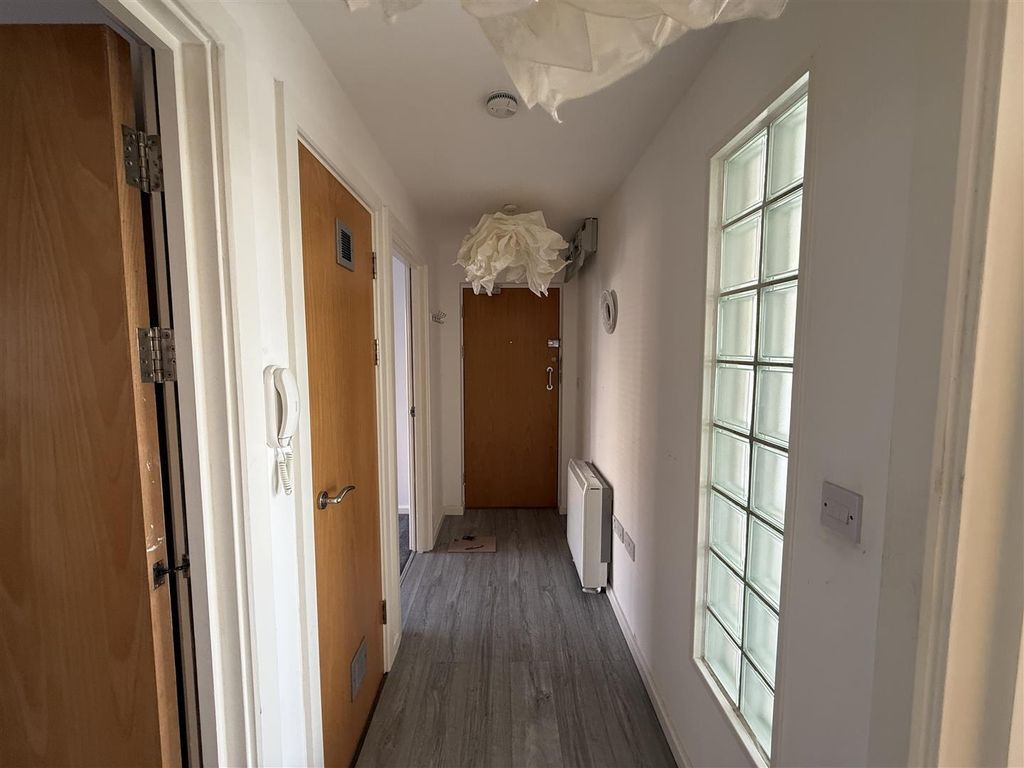 2 bed flat for salePentre Doc Y Gogledd, Llanelli SA15 photo 4