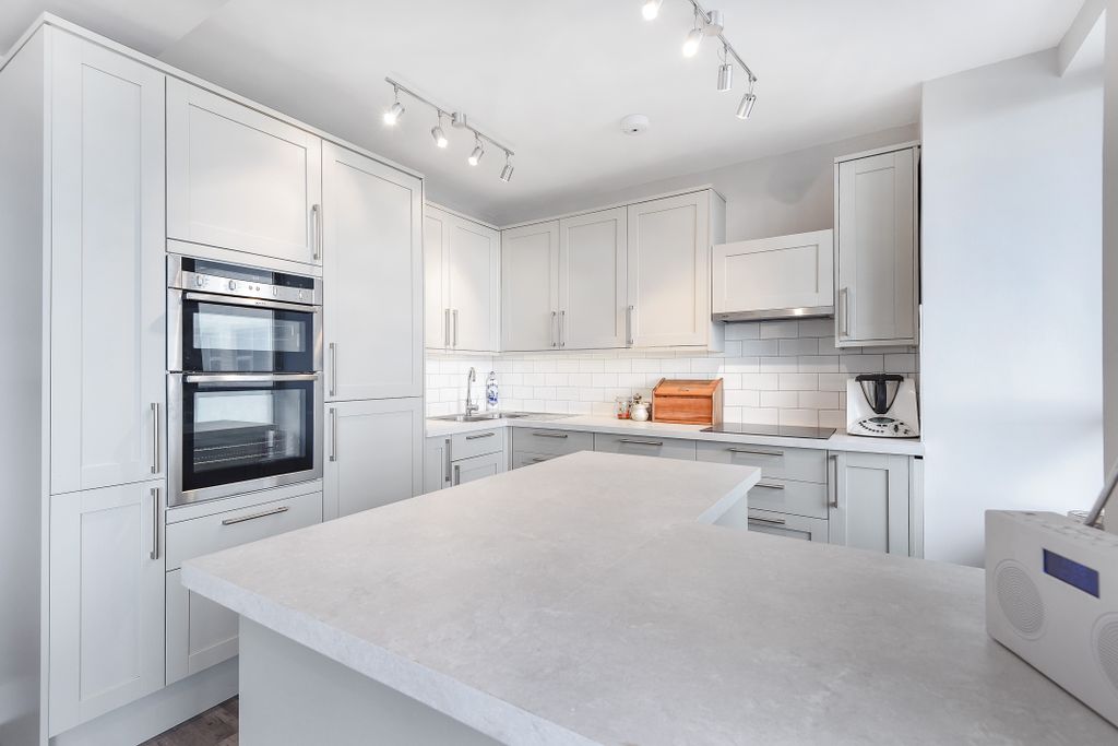 2 bed flat for saleMarine Drive, Brighton BN2 photo 3