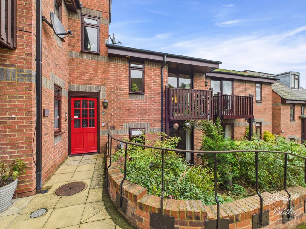 2 bed flat for salePaynes Court, High Street, Buckingham, Buckinghamshire MK18