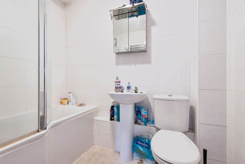Additional image 11 of 2 bed flat for saleHoneysuckle Close, Biggleswade, Bedfordshire SG18