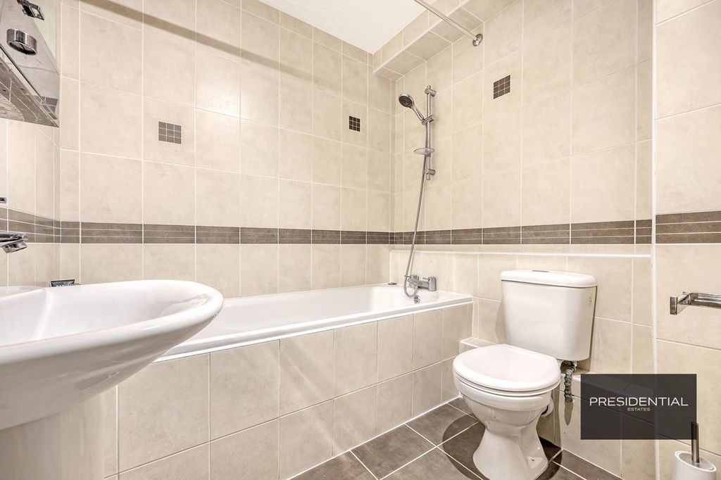 Additional image 17 of 3 bed flat for saleBoleyn Court Epping New Road, Buckhurst Hill IG9