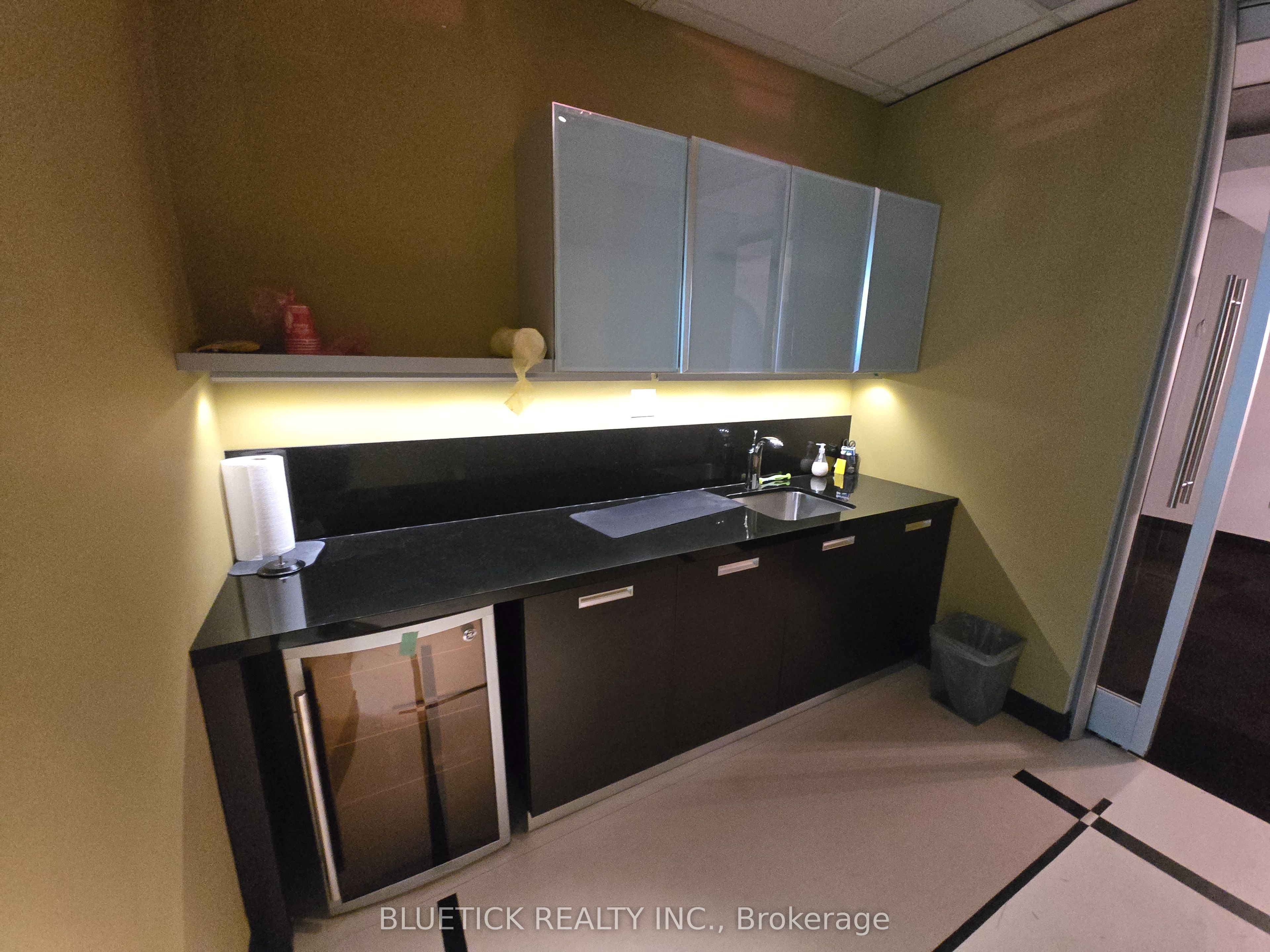 Additional image 2 of 1103-5500 North Service Road, Burlington, ON, L7L 6W6