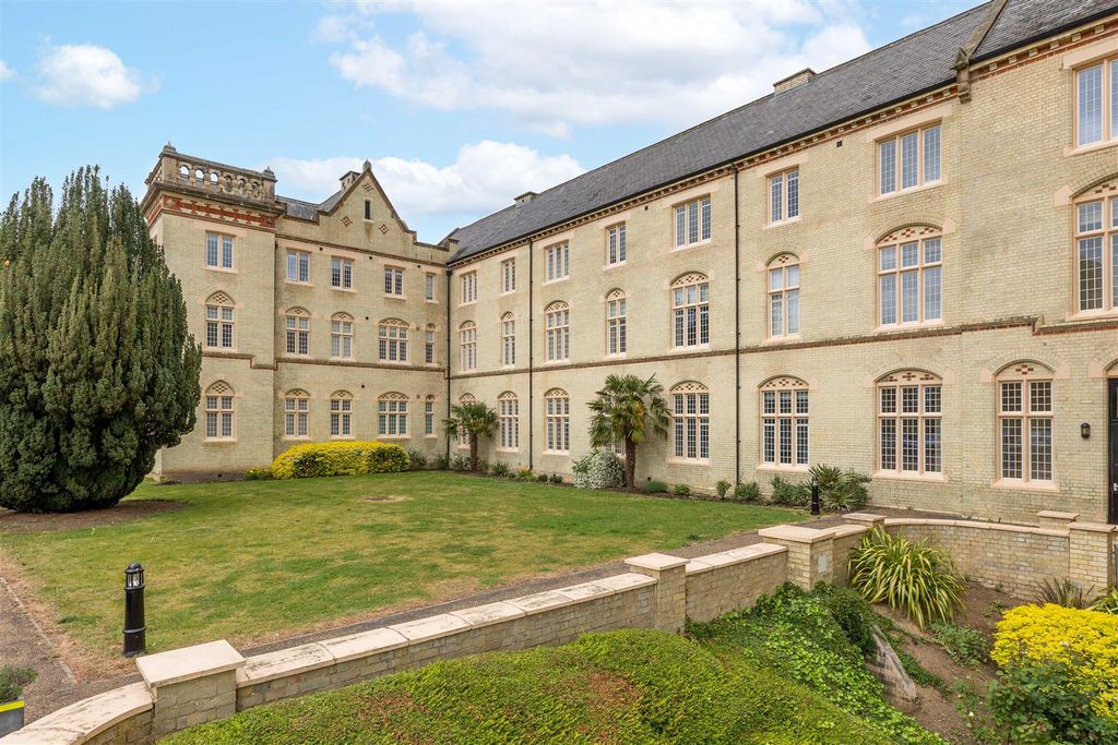 2 bed flat for saleSouth Wing, Fairfield Hall, Kingsley Avenue, Fairfield SG5