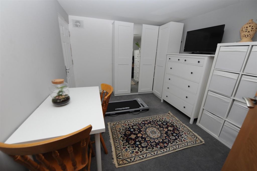 1 bed flat for saleLonglands, Idle BD10 photo 5