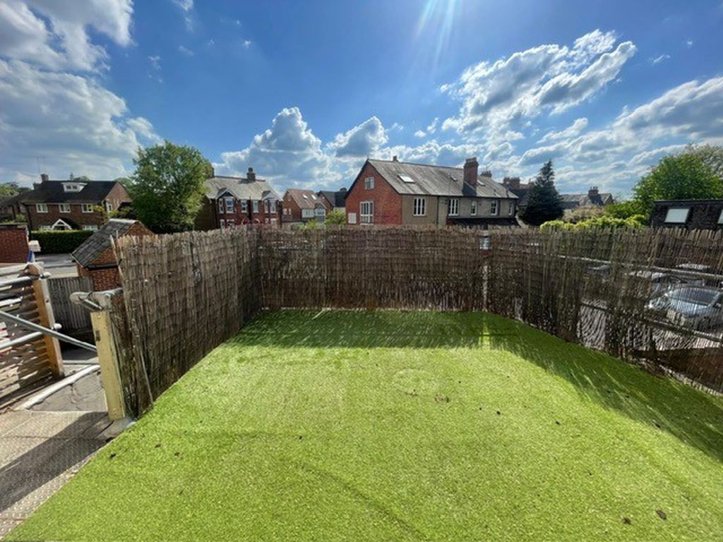2 bed flat for saleThe Parade, Bourne End SL8 photo 2