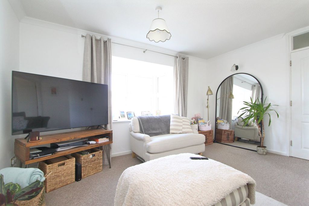 2 bed flat for saleGloucester Terrace, Gloucester Road, Thornbury, South Gloucestershire BS35 photo 4