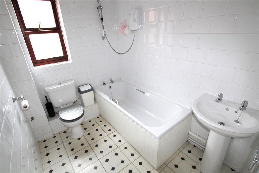Additional image 3 of 2 bed flat for saleGrammar School Yard, Fish Street, Hull HU1
