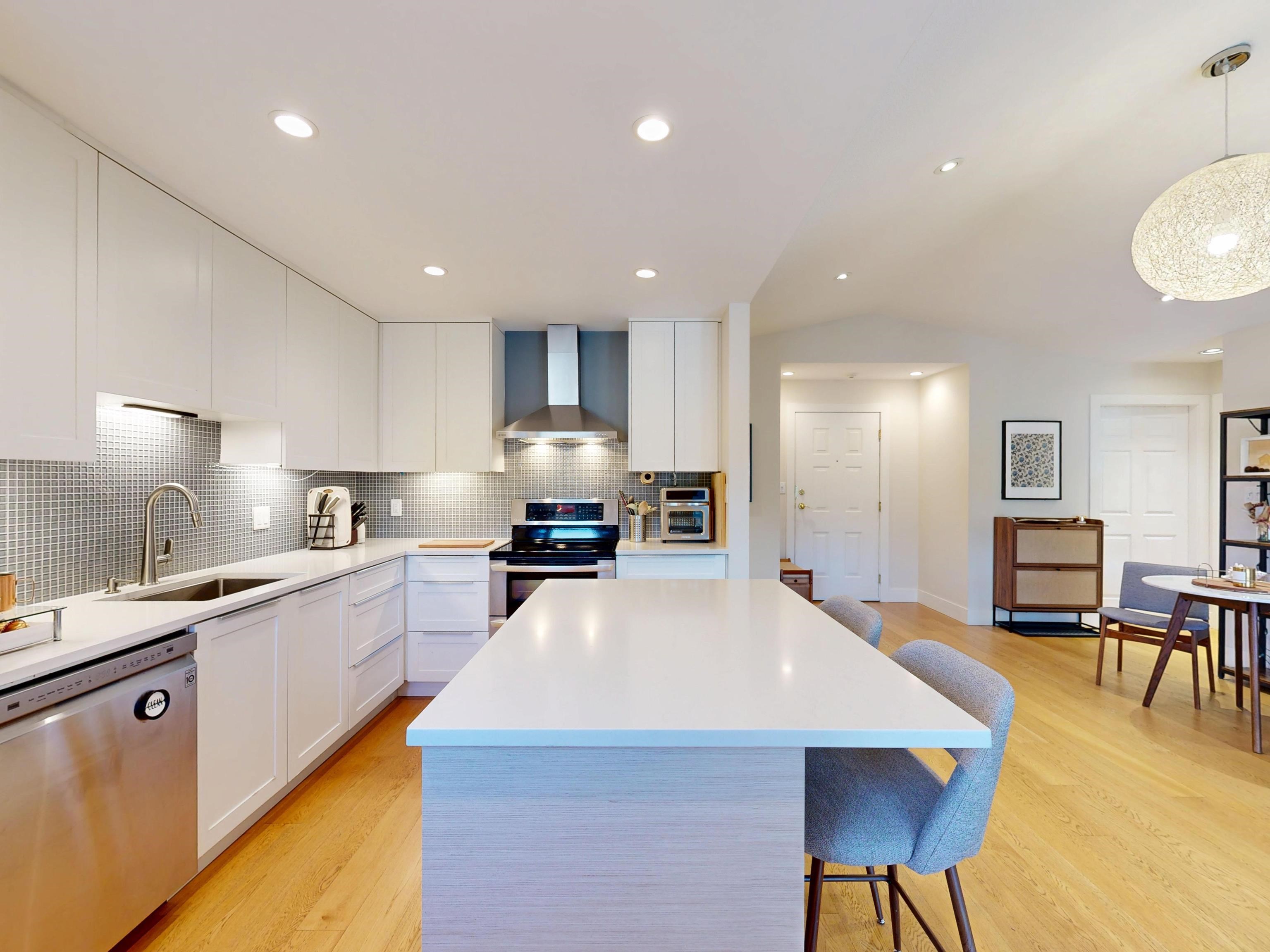 Additional image 2 of 304-1528 Bowser Avenue, North Vancouver, BC, V7P 2Y3