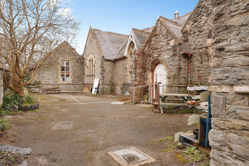 2 bed property for saleCrabtree Walk, Knighton LD7 photo 2