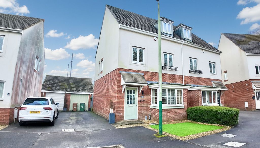 4 bed semi-detached house for saleThe Railway Junction, Ystrad Mynach CF82