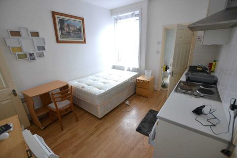London Street, Reading RG1, Studio to rent