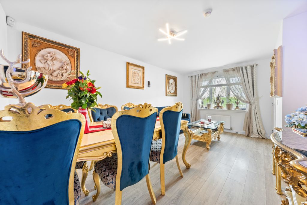 4 bed detached house for saleSt Cuthbert Crescent, Johnstone, Renfrewshire PA5 photo 4