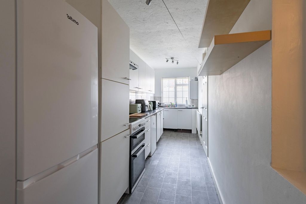 Additional image 4 of 1 bed flat for saleKirkley Cliff Road, Lowestoft NR33