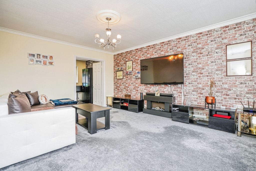 3 bed semi-detached house for saleWheelwright Close, Leeds LS12 photo 2