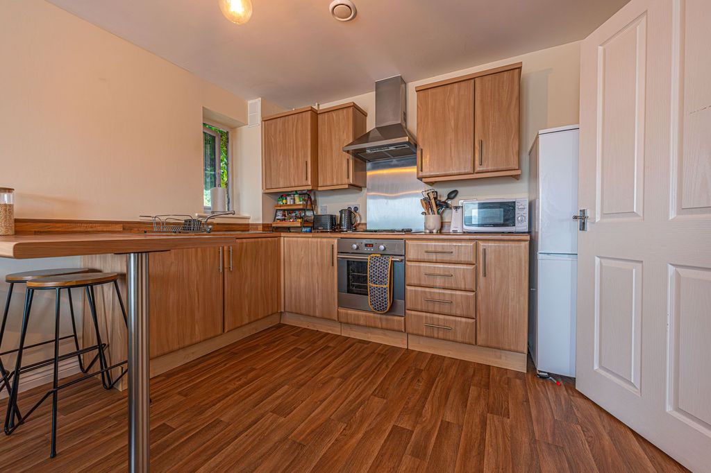 2 bed flat for saleRodney Road, Devonia House NP19 photo 2